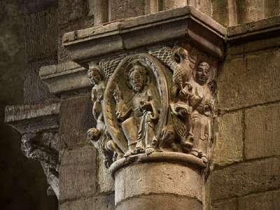 Chapiteau du Christ en Croix de la basilique Saint-Julien de Brioude