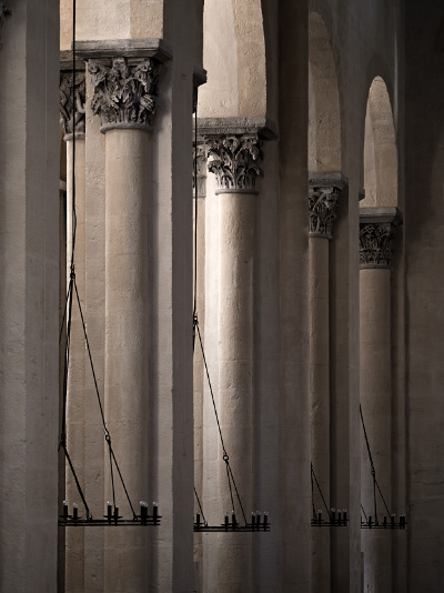 Piliers de la nef de l'église Notre-Dame-du-Port de Clermont-Ferrand