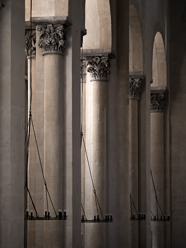 Piliers de la nef de l'église romane Notre-Dame de Clermont-Ferrand
