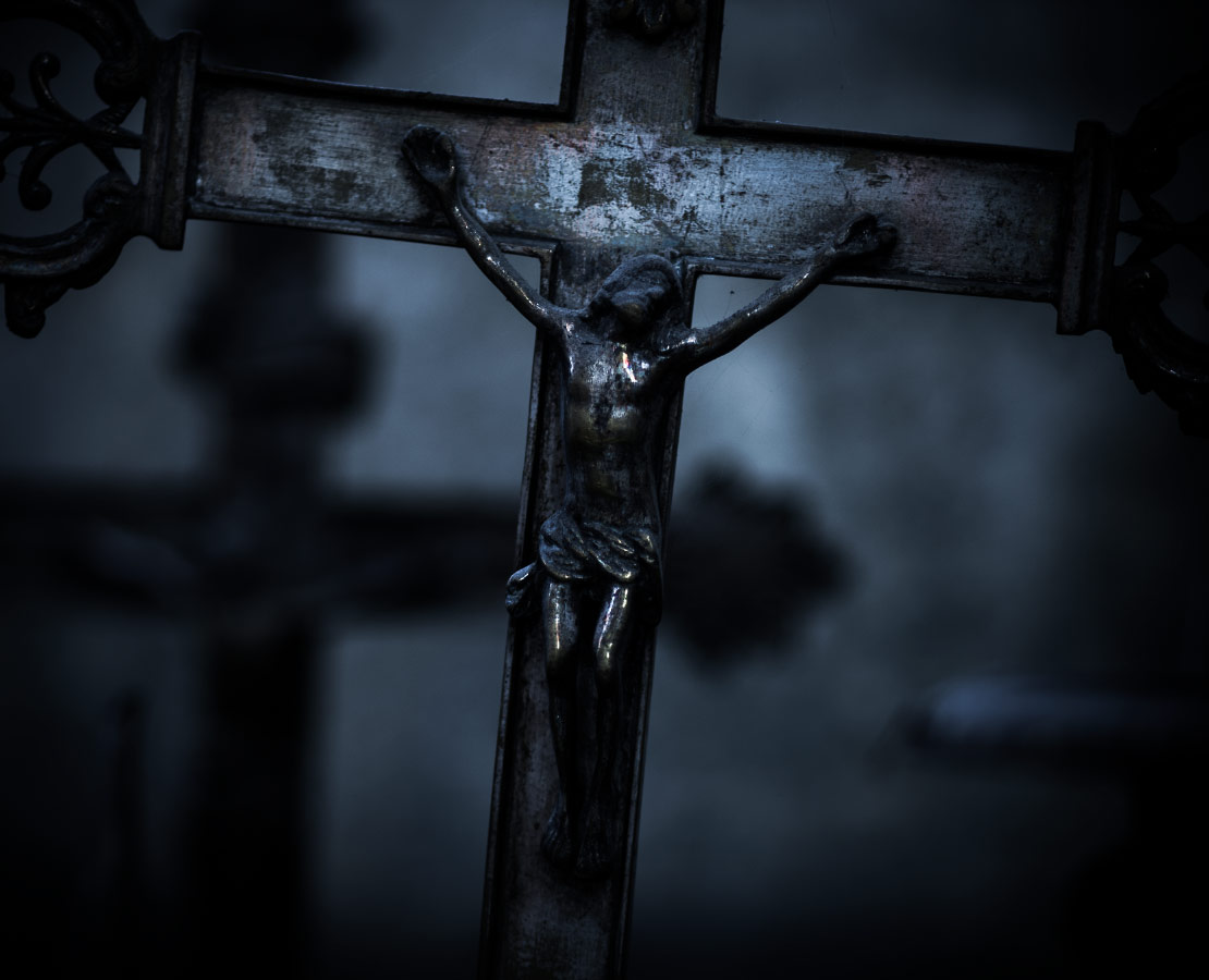 Détail d'un crucifix d'un Christ en Croix de l'église Saint-Mathieu de Salers
