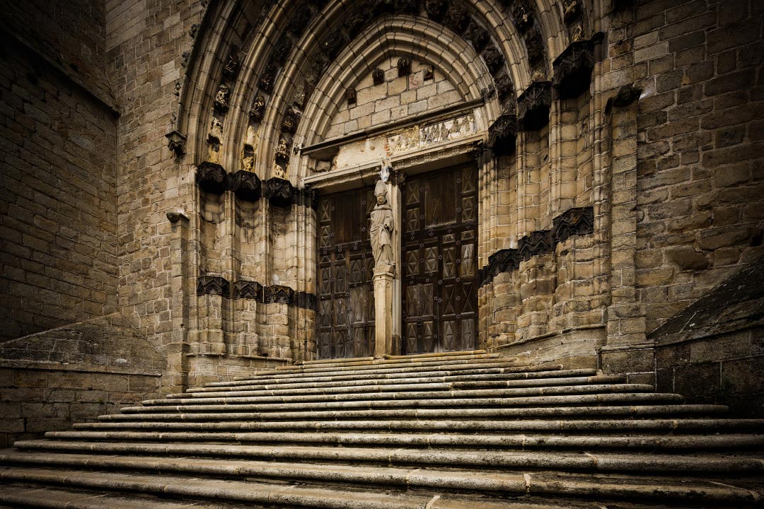 Portail sud et grand escalier de l'abbaye de la Chaise-Dieu 