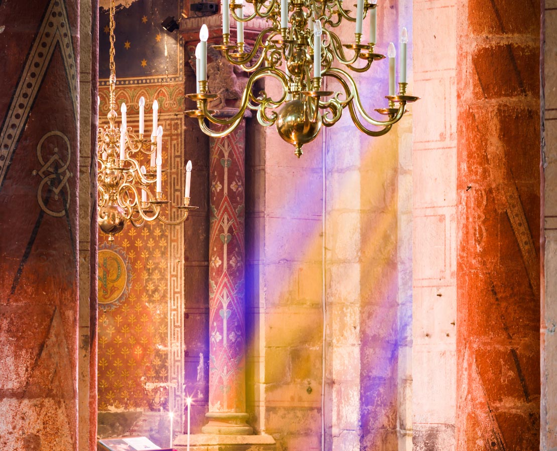 Des rays de lumières illuminent la nef de l'abbatiale Saint-Austremoine d'Issoire