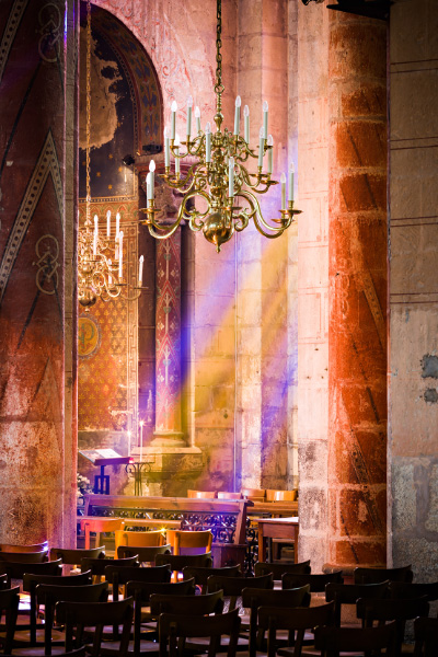 Rays de lumière à travers les vitraux de l'abbatiale d'Issoire