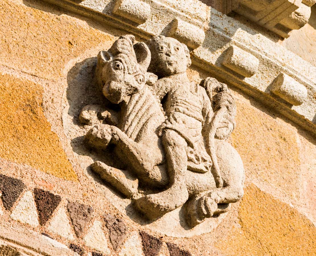 Signe du zodiaque - le Taureau - du chevet de l'abbatiale Saint-Austremoine d'Issoire - Auvergne romane