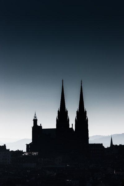 Silouhette de la cathédrale de Clermont-Ferrand dans les brumes du matin