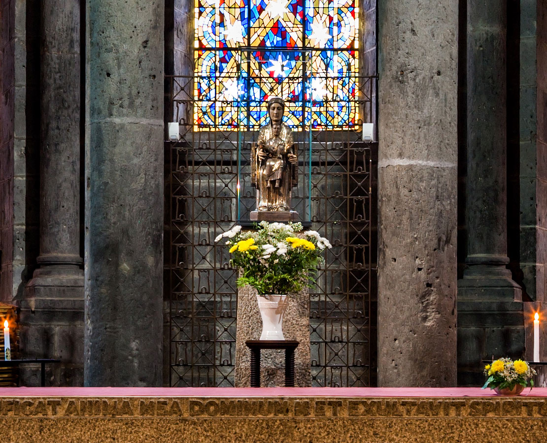 Vierge en Majesté dans le chœur de la basilique Notre-Dame d'Orcival