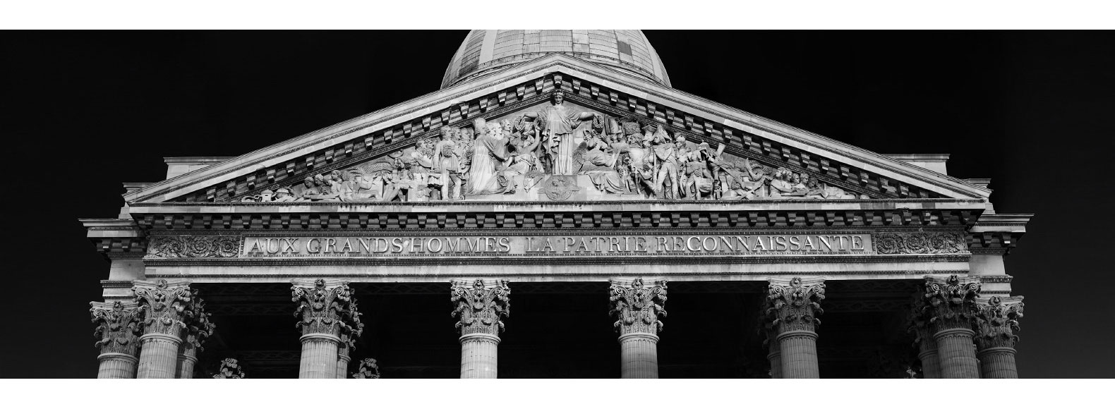Fronton du Panthéon de Paris en noir et blanc