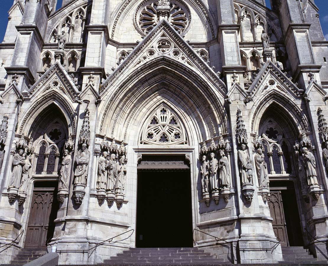 Portails de la basilique Notre-Dame-des-Enfants de Châteauneuf-sur-Cher 