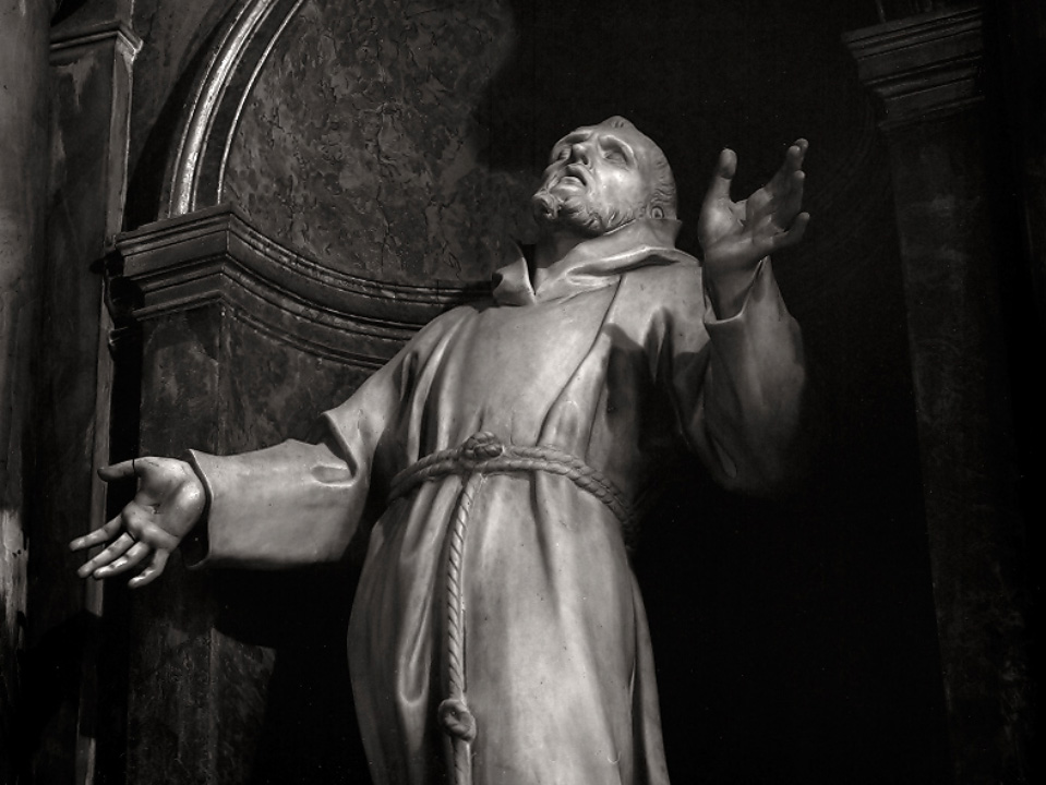 Statue de Saint-François d'Assise à Rome - Photo de la statue de Saint Francois d'Assise dans une église de Rome