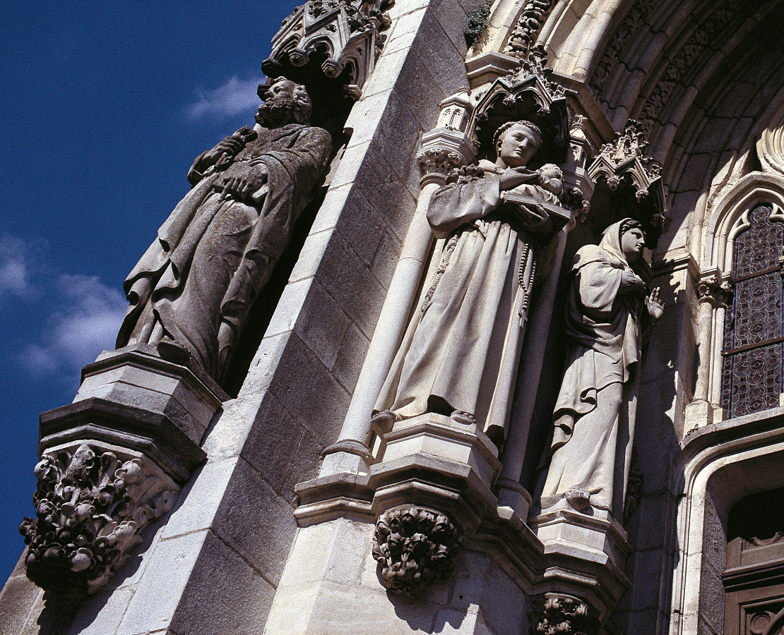 Statues de Saint-Antoine-de-Padoue et Sainte Solange sur le portail latéral de la basilique Notre-Dame-des-Enfants de Châteauneuf-sur-Cher