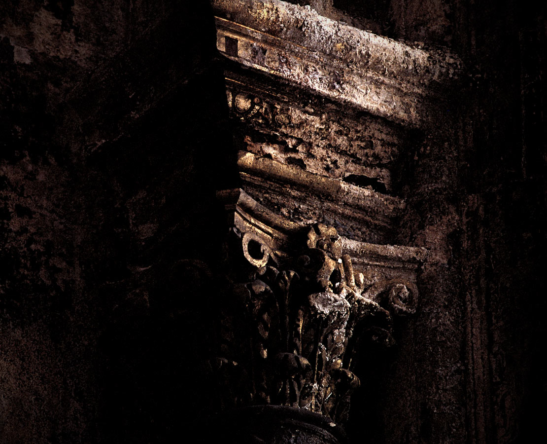 Détail d'un vieux chapiteau plein de salpètre dans l'église Saint-Eustache, Paris