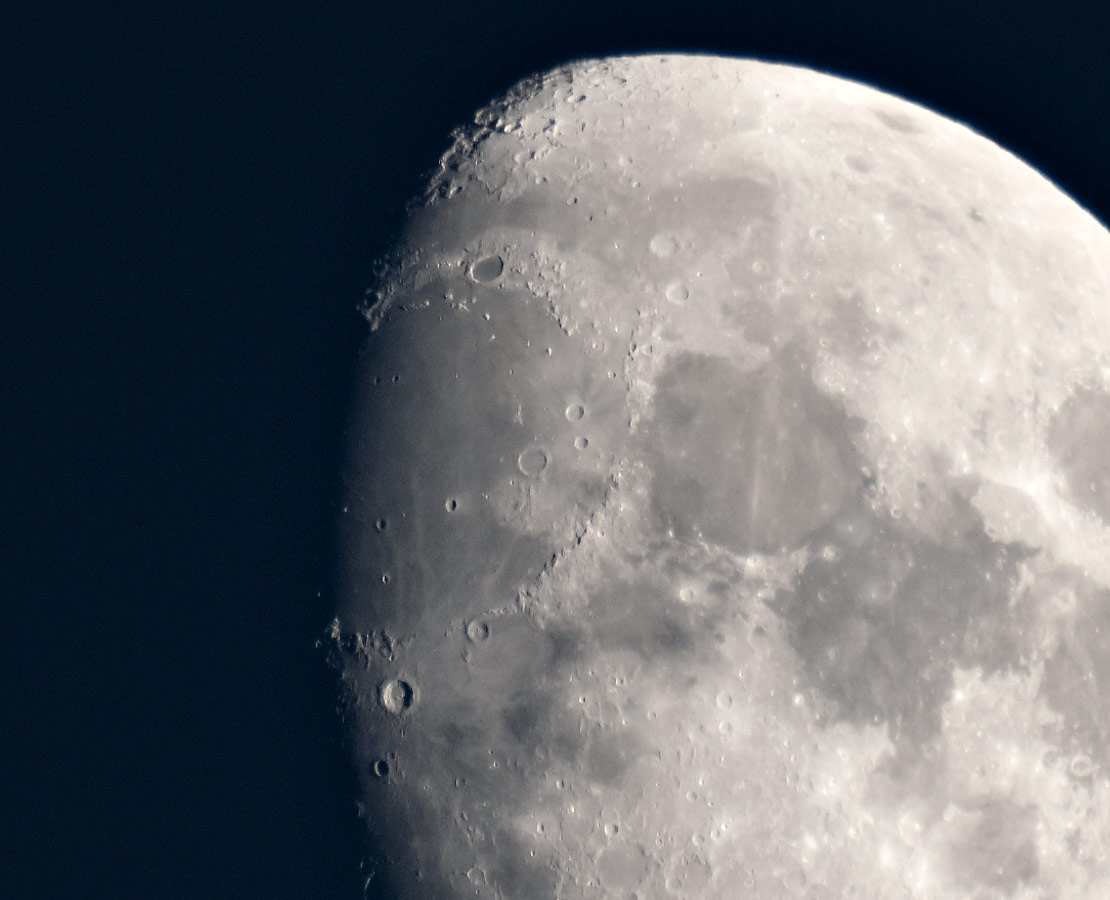 Quartier de lune trois jours après le premier quartier : on voit très bien les cratères Copernic en bas, le long du terminateur et Archimède en haut