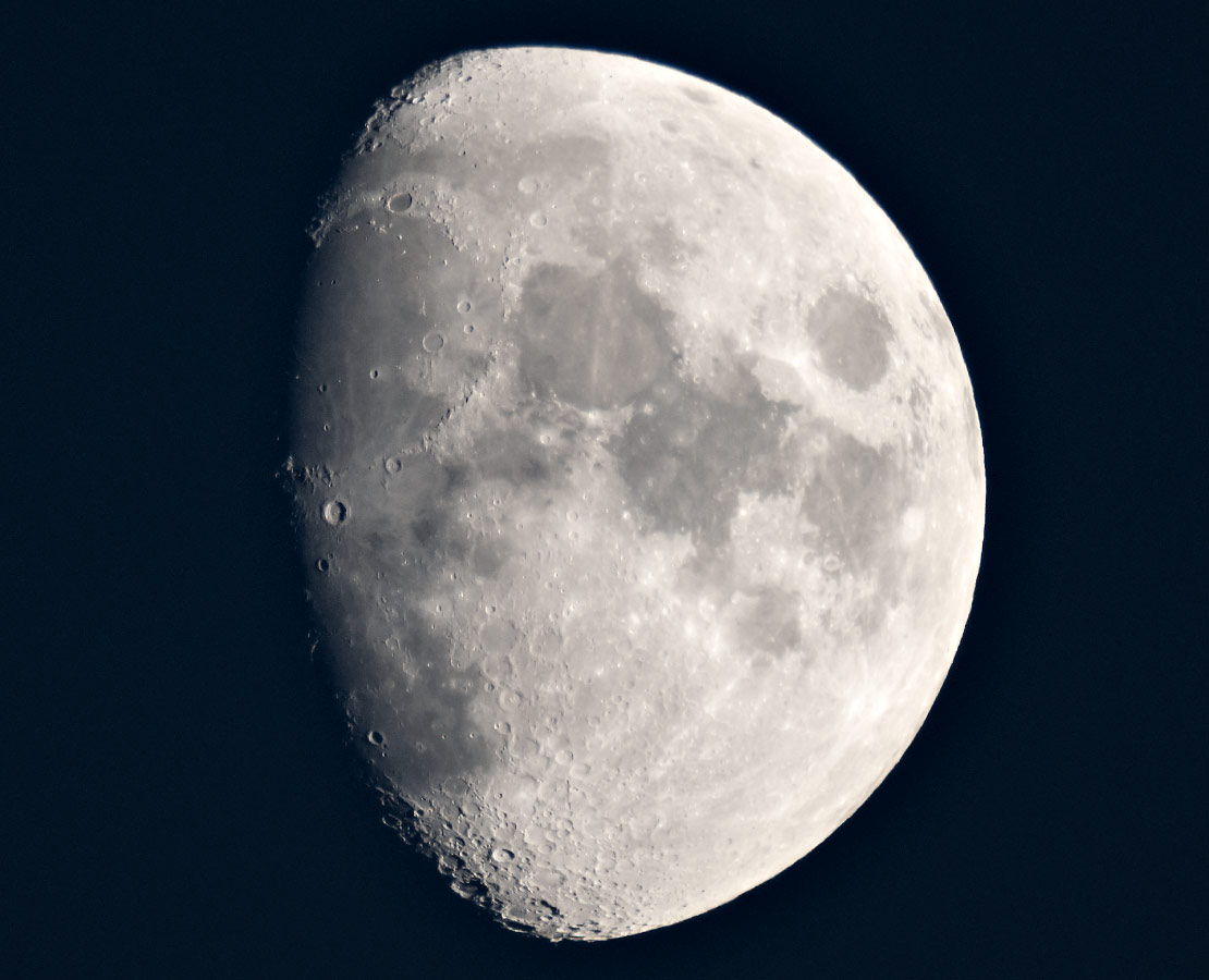 Quartier de lune trois jours après le premier quartier : on voit très bien les cratères Copernic au milieu, Archimède au nord et Clavius au sud