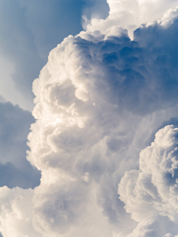 Cumulonimbus en formation dans un ciel orageux
