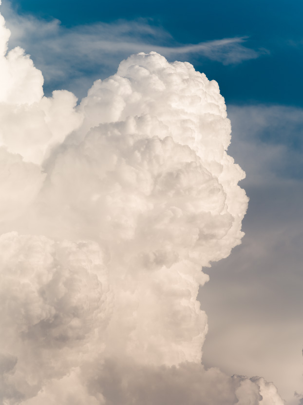 Cumulonimbus en formation dans un ciel bleu