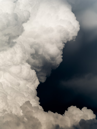 Cumulonimbus dans un ciel orageux