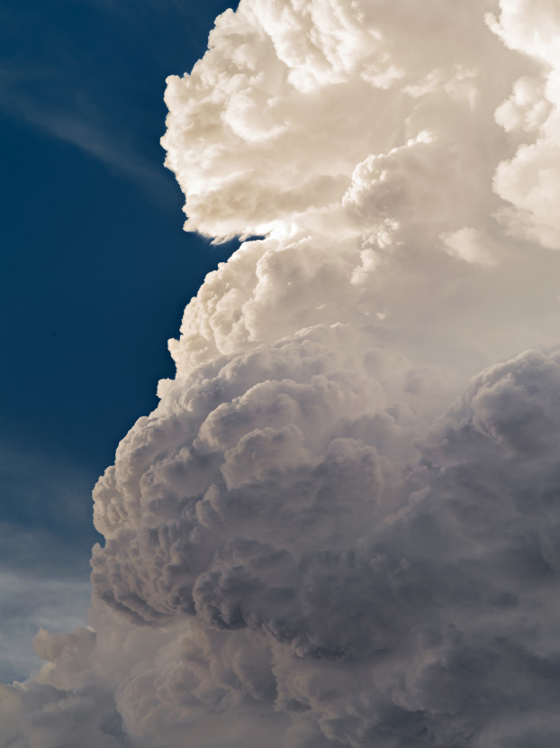 Cumulonimbus en formation dans le ciel d'été