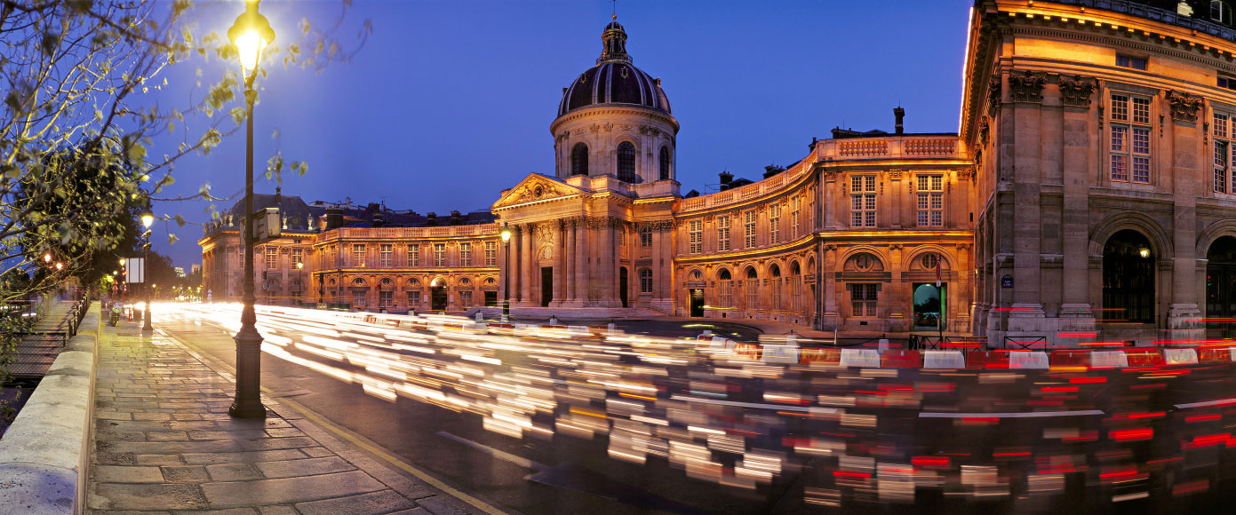 L'Institut de France son fronton sa façade et son célèbre dôme, quai de Conti, Paris. 
