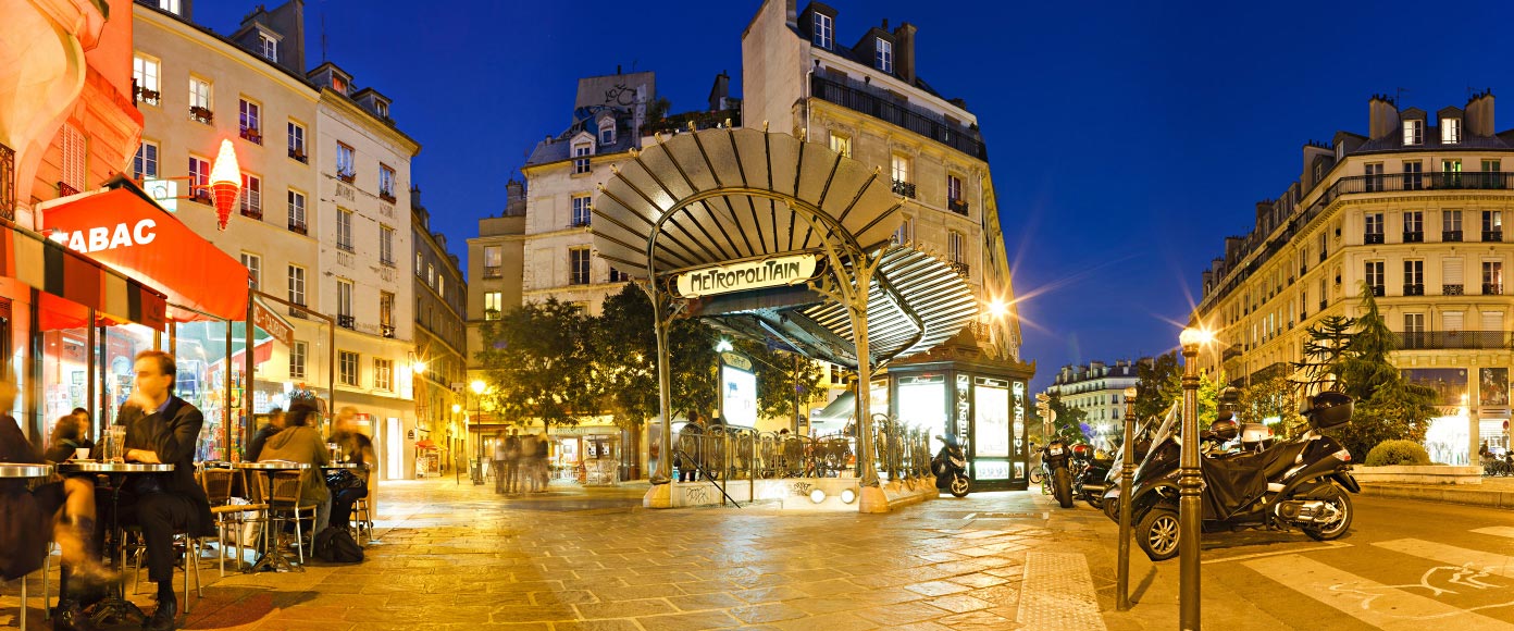 Place Sainte-Opportune et sa bouche de Métro Guimard à Châtelet-les-Halles