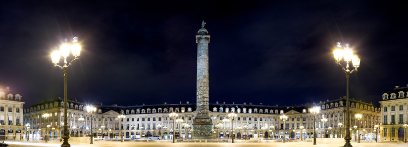 La place Vendôme et la colonne Vendôme de nuit