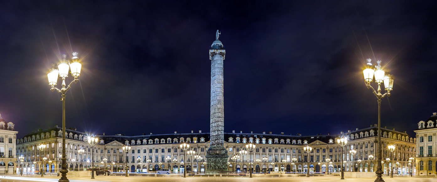 La place Vendôme et sa colonne Vendôme de nuit