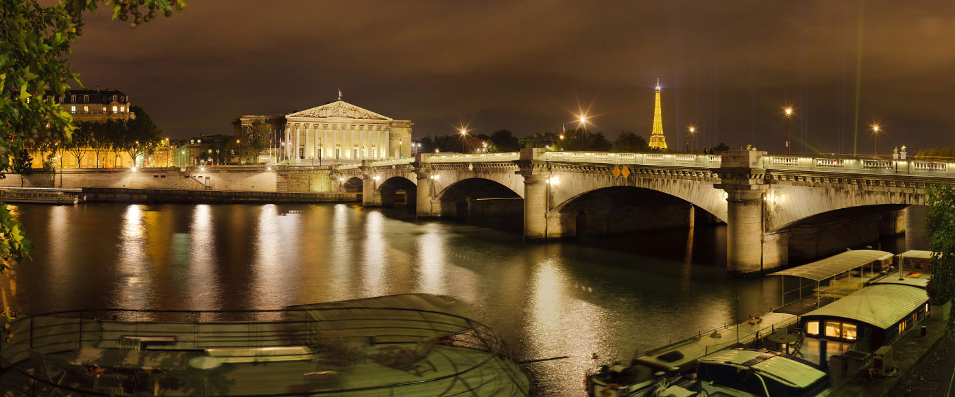 L'Assemblée Nationale et la tour Eiffel de nuit 