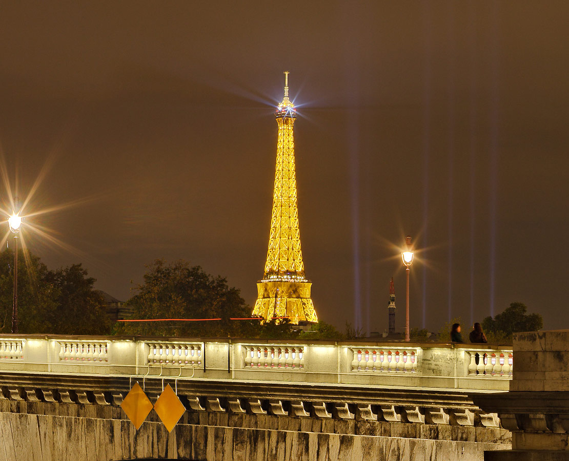 Détail sur la tour Eiffel de nuit et son phare