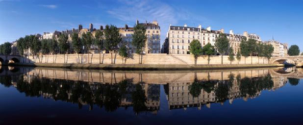 Façades du quai d'Anjou se réflétant dans la Seine