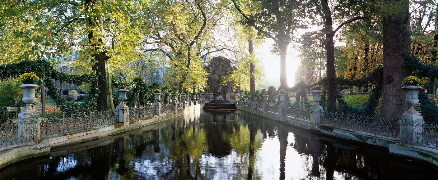 Fontaine Médicis au Jardin du Luxembourg à Paris, vue panoramique UHD, reflets sur l'eau et statuaire de la Renaissance