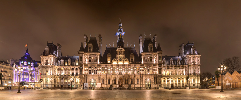 L'Hôtel de Ville de Paris de nuit depuis le parvis dite place de la Libération