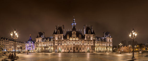 Hôtel de Ville de Paris depuis l'esplanade de la Libération de nuit