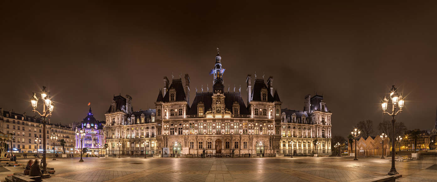 Vue panoramique de L'Hôtel de Ville de Paris depuis l'espanade de la Libération de nuit 