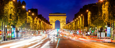 Les Champs Elysées et l'Arc de Triomphe by night