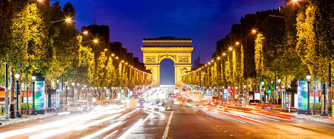 Les Champs-Elysées by night 