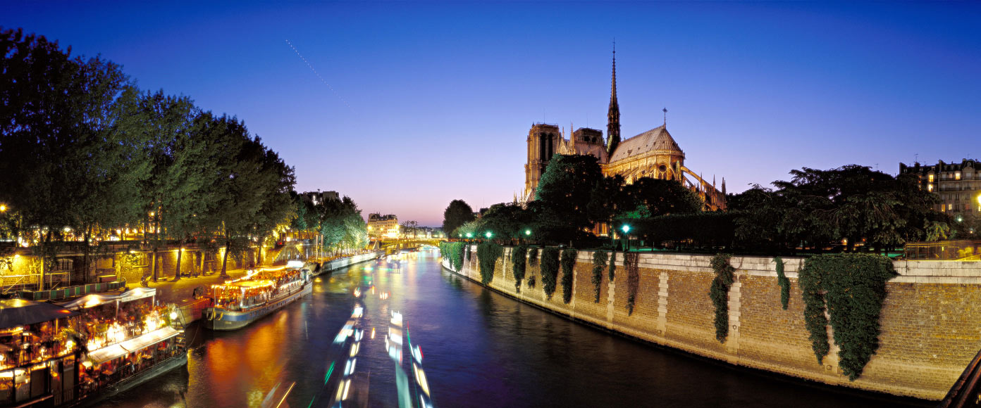 Notre-Dame de Paris et vénus au crépuscule - Photo panoramique de Notre Dame de Paris
