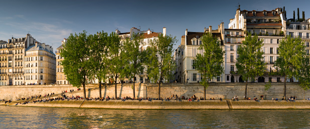 Parisiens prenant un bain de soleil sur les quais de Seine
