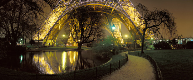 Le pied de la Tour Eiffel de nuit