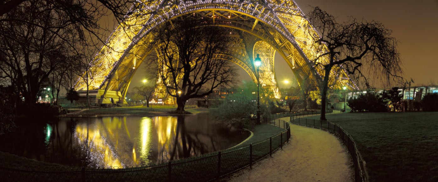 Pied de la tour Eiffel - Photo panoramique du pied de la tour Eiffel un soir de brume