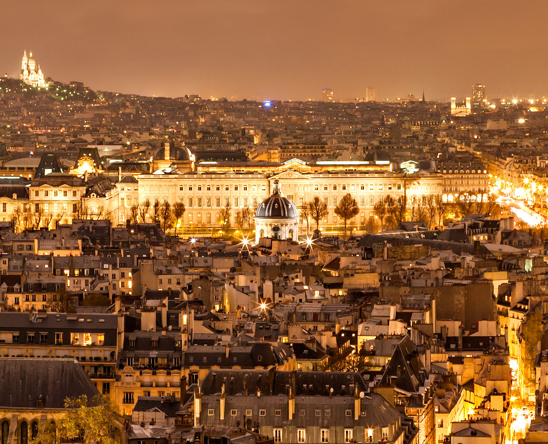 
Belle vue sur Paris de nuit : le Sacré Coeur, l'Institut de France et les toits de Paris
