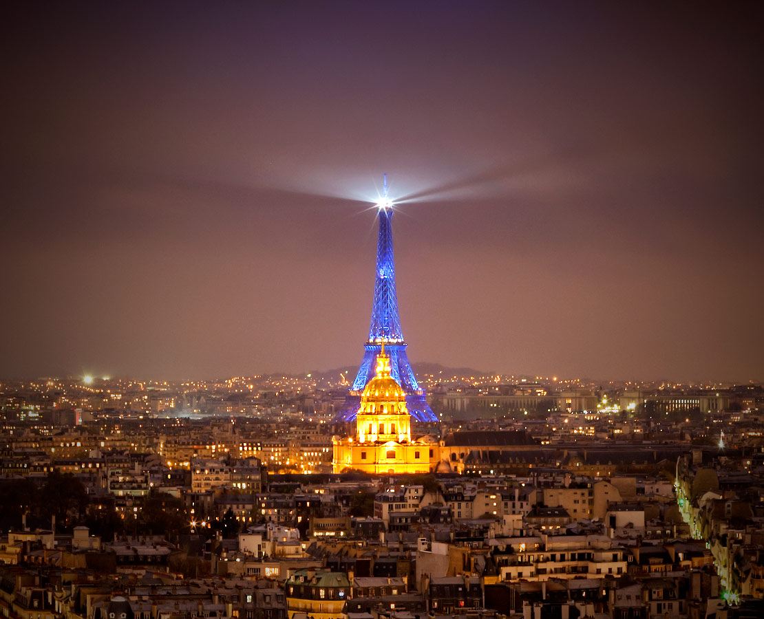 Une des plus belles vues sur Paris et sa Tour Eiffel de nuit depuis le toit de l'église Saint-Sulpic