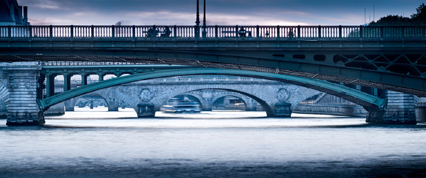 Le pont d'Arcole et d'autres ponts de Paris à l'heure bleue
