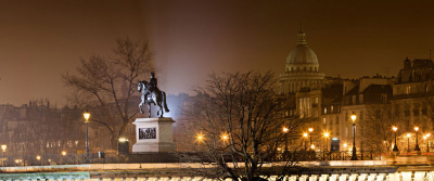 La statue Henri IV sur le pont Neuf de nuit