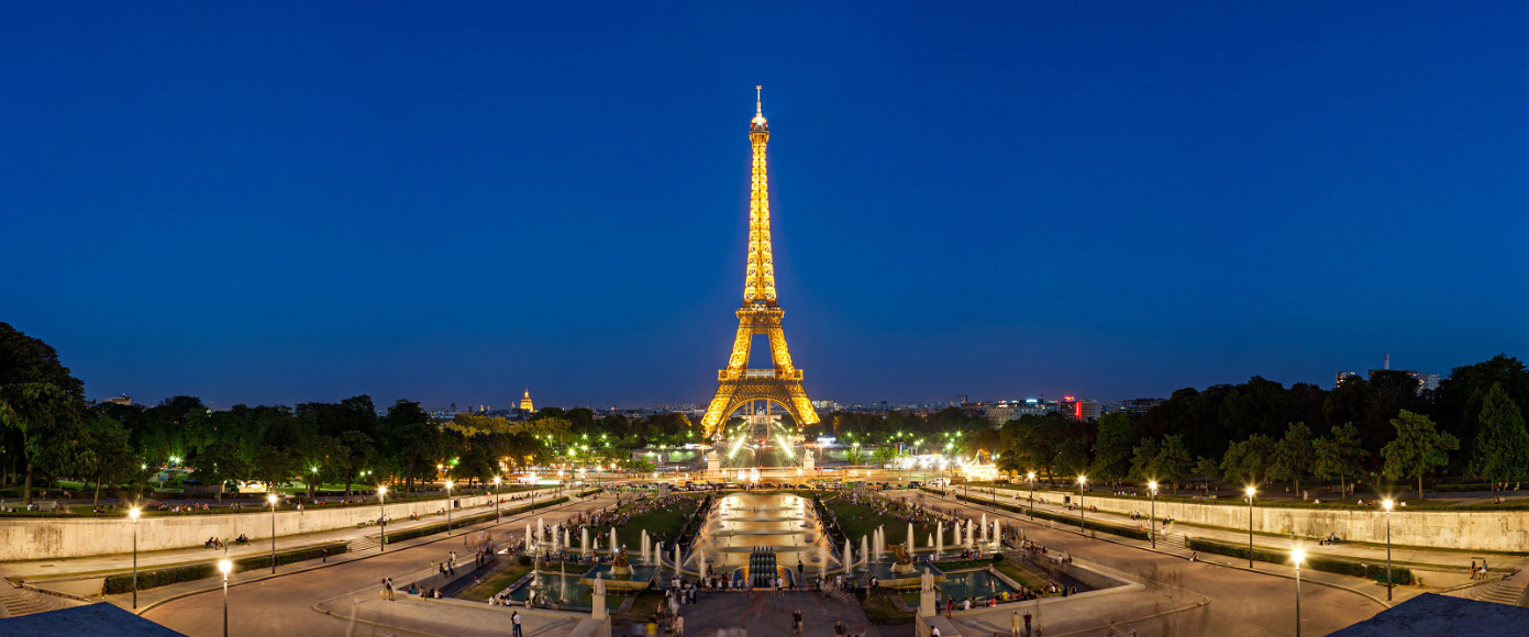 La tour Eiffel depuis l'esplanade du Trocadéro au crépuscule