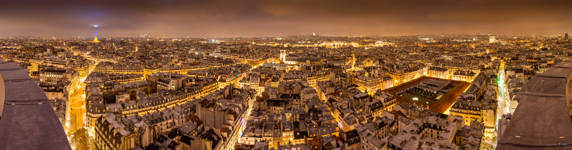 Panorama de Paris de nuit depuis le toit de l'église Saint-Sulpice