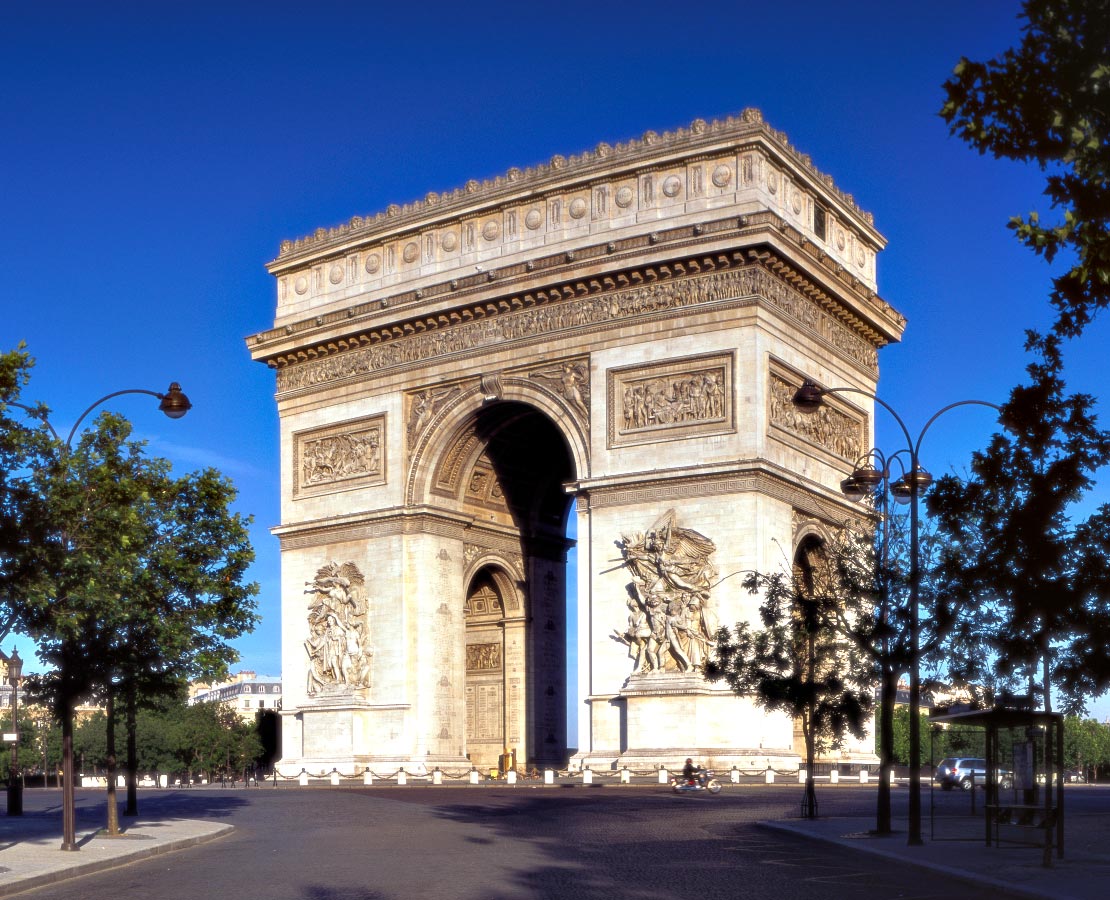 L'Arc de Triomphe de Paris depuis l'avenue de Friedland