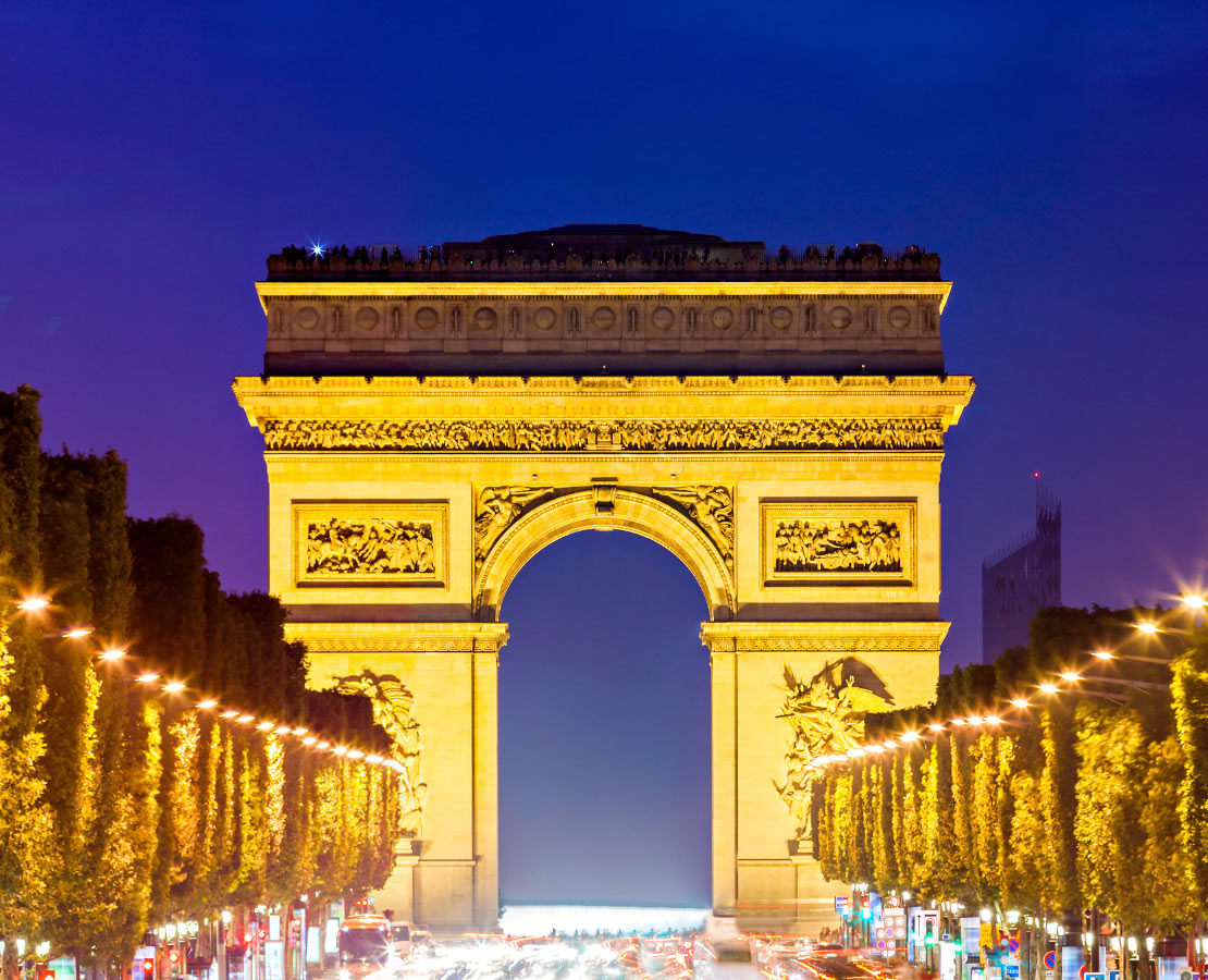 L'Arc de Triomphe dans l'axe des Champs-Elysées by night