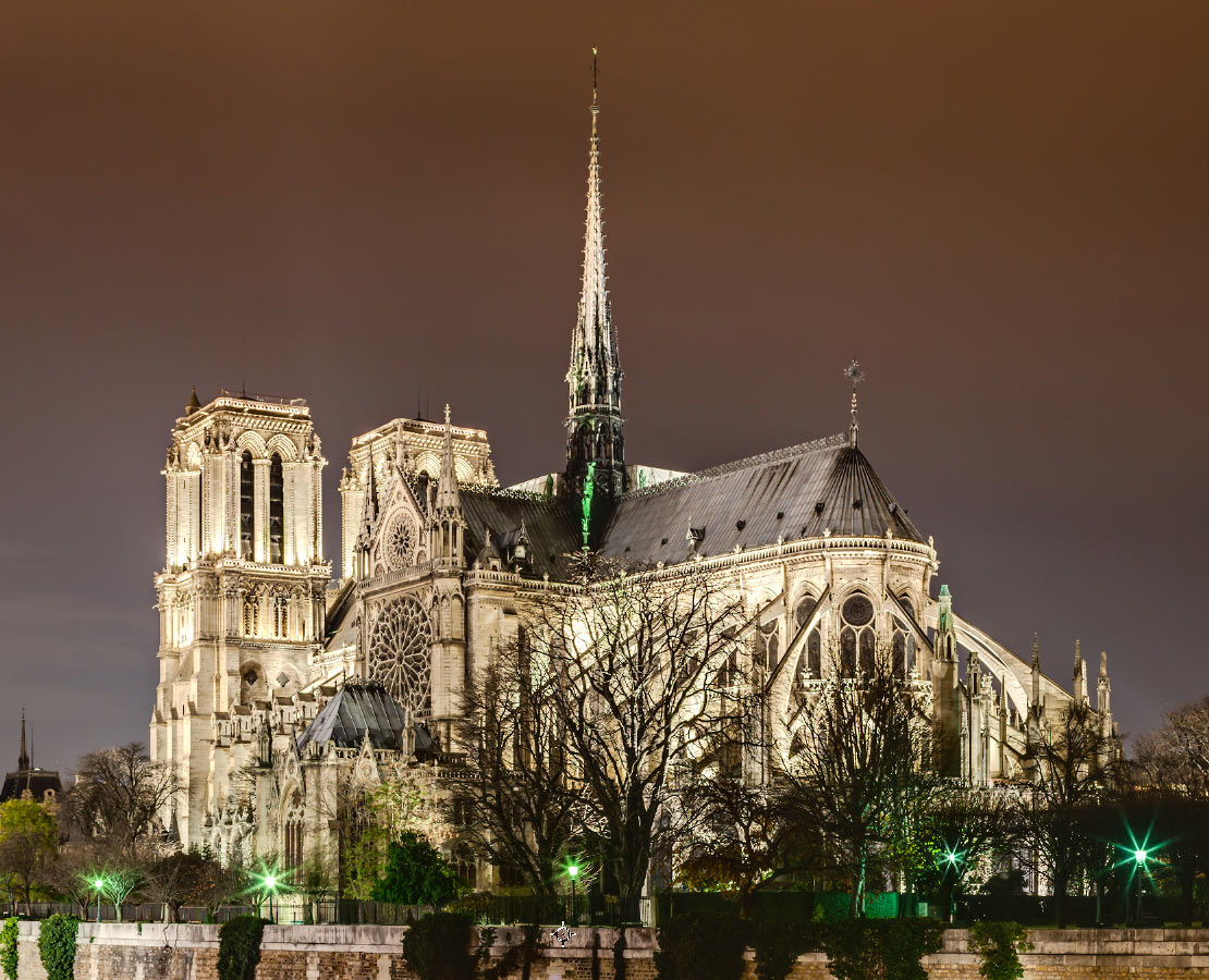 La cathédrale Notre-Dame-de-Paris de nuit avant l'incendie d'avril 2019
