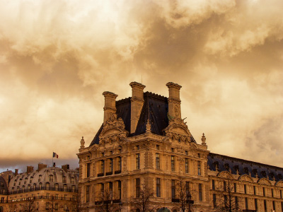 Le musée du Louvre sous un ciel d'orage