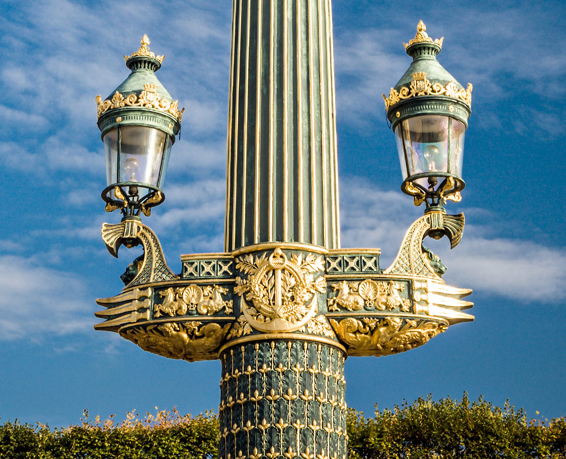 Détail d'une colonne rostrale de la place de la Concorde, Paris