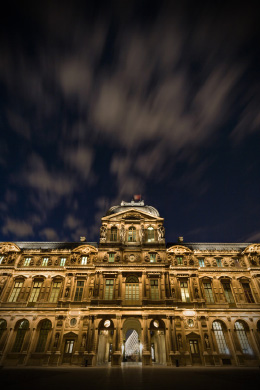 La cour Carrée du Louvre de nuit et nuages